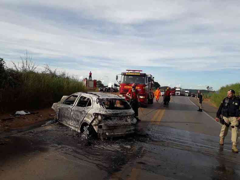 Carro de onde casal foi resgatado antes de ser atingido pelas chamas ficou destrudo na rodovia BR-365 em Patos de Minas incndio fogo acidente