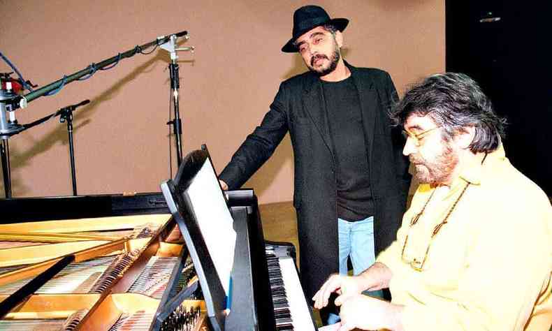 Wagner Tiso toca piano e Paulinho Pedra Azul canta, de p ao lado dele, em ensaio no ano 2000 