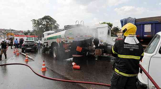 Bombeiros tiveram que resfriar um caminho-tanque envolvido no acidente para evitar exploses(foto: Tlio Santos/EM/D.A.Press)