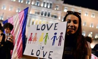 Mulher exibe cartaz apoiando os casais homossexuais; manifestação ocorreu em frente ao parlamento grego(foto: LOUISA GOULIAMAKI/AFP) Mulher exibe cartaz apoiando os casais homossexuais; manifestação ocorreu em frente ao parlamento grego(foto: LOUISA GOULIAMAKI/AFP)
