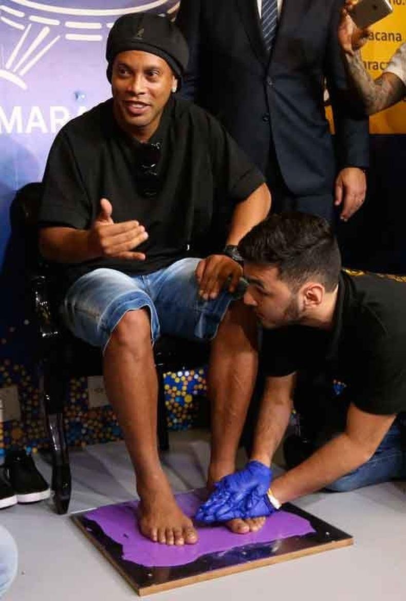 Com sete anos de atraso, j� que a homenagem foi anunciada em 2011, Ronaldinho Ga�cho fez o molde para sua placa no lend�rio est�dio (foto: FABIO MOTTA/ESTAD�O CONTE�DO)