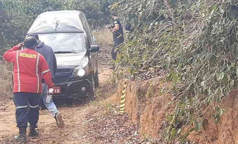O corpo do lavrador foi abandonado nessa estrada, dentro de uma lavoura de caf(foto: Reproduo Redes Sociais)