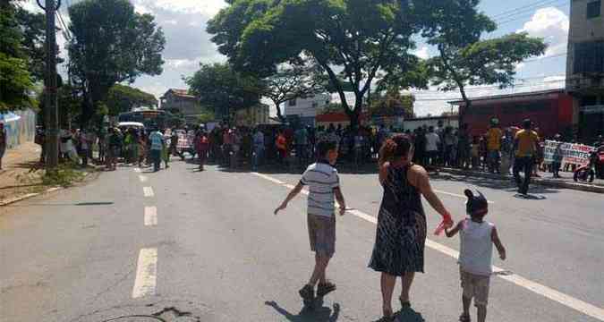 Moradores fazem protesto em rua do Bairro Gameleira(foto: Jssica Santos)