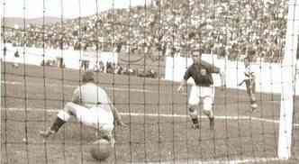 O gol de Gaetjens, que no aparece na foto, lamentado at hoje pelos ingleses e festejado por Haroldo Falabella e outros mais de 13 mil torcedores no Independncia