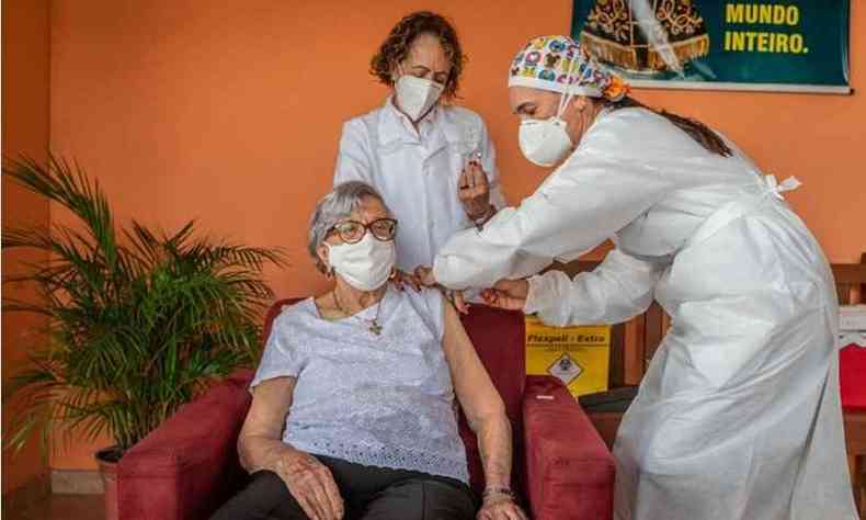 A vacinao dos idosos em Ipatinga comeou de forma simblica na semana passada, quando quatro idosos centenrios receberam a primeira dose da CoronaVac(foto: Prefeitura de Ipatinga/Divulgao)