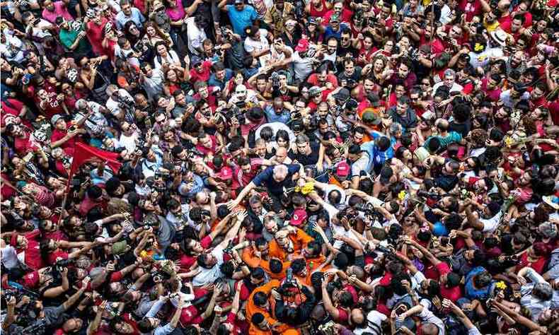 Cena de Democracia em vertigem, que acompanha o impeachment de Dilma Rousseff e outros momentos tumultuados da poltica brasileira recente, como a priso do ex-presidente Lula(foto: Francisco Proner/Netflix/Divulgao)