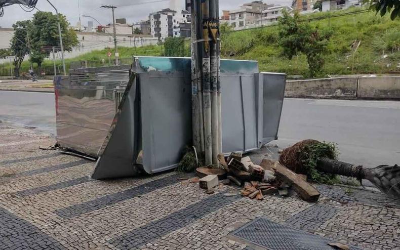 Banca de revista foi arrastada pela enxurrada e só parou ao se chocar com um poste (foto: Edésio Costa/EM/DA PRESS) Banca de revista que se chocou no poste de energia elétrica