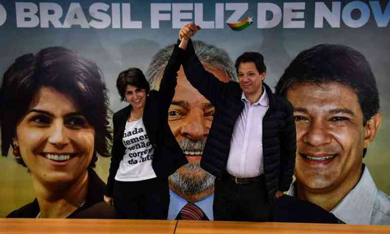 Fernando Haddad (dir) e Manuela D'vila (esq) so os candidatos do PT  Presidncia da Repblica(foto: Nelson Almeida/AFP)