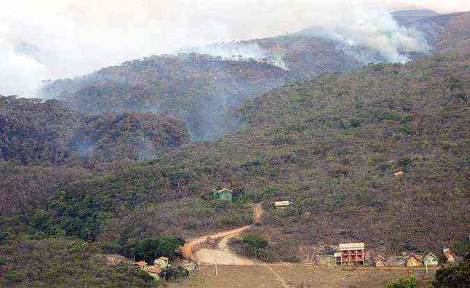 Fogo consome vegetao da serra h mais de dois dias(foto: Prefeitura de Carrancas / Divulgao)