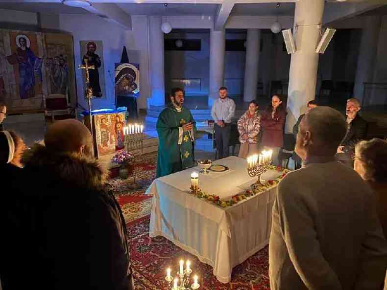 Lucas rezando missa  luz de velas