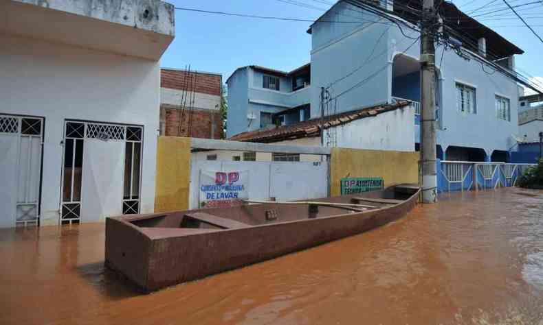 caiaques, canoas, barcos e jet ski usados no resgate em Valadares