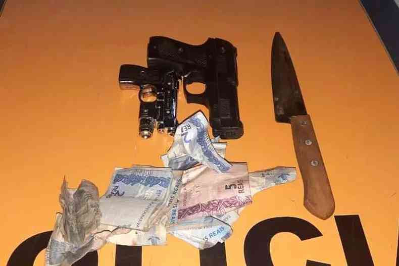 Rplicas de armas, dinheiro e faco apreendidos com o casal (foto: PM/Divulgao)