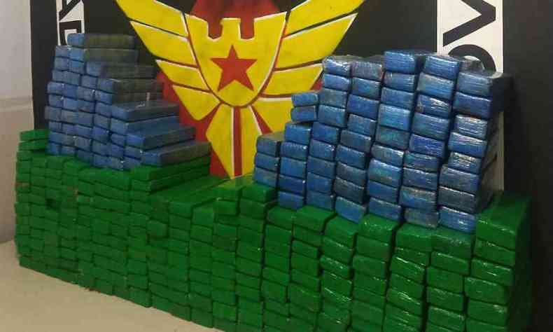 Os militares encontraram mais de 300 tabletes de maconha em uma casa(foto: Polcia Militar (PM) / Divulgao)