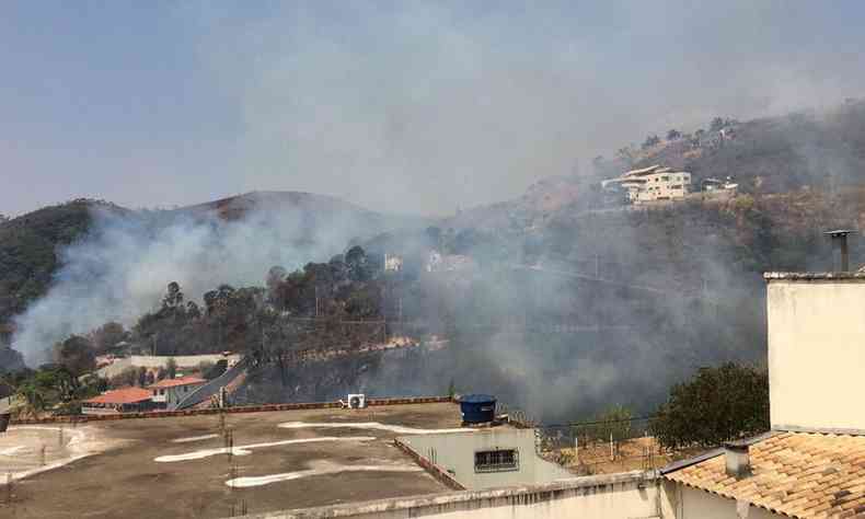Bombeiros tentam controlar o incndio no Bairro Cidade Jardim Taquaril, Regio Leste de BH