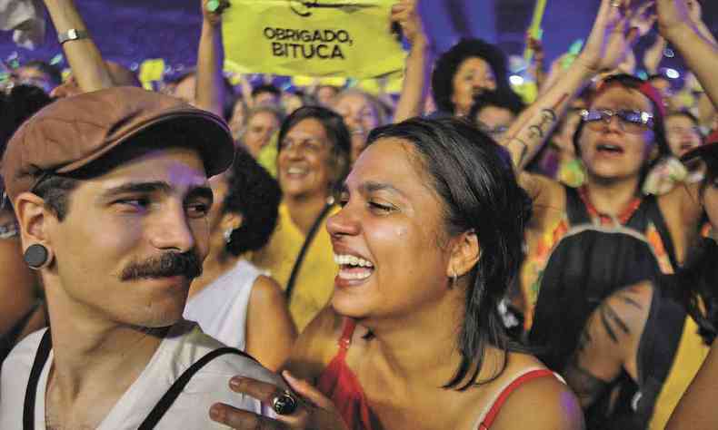 Larissa Souza, de Braslia, chora durante o show de Milton Nascimento no Mineiro 