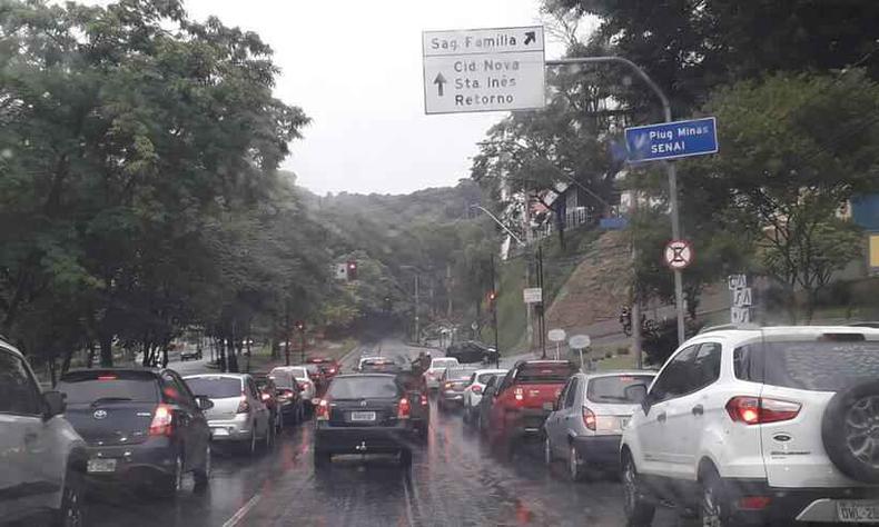 Belo Horizonte amanheceu com chuva nesta quinta-feira (11/11) e a previsão é de mais temporais nas próximas horas(foto: Jair Amaral/EM/D.A Press) Trânsito com chuva em Belo Horizonte