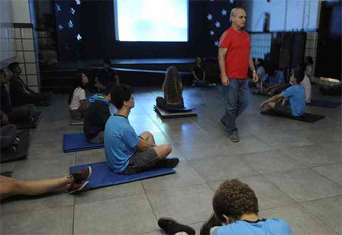 Os estudantes esquecem os livros e, orientados pelo professor Ronaldo Alvarenga, fazem exerccios leves e meditao, seguindo tcnicas milenares, para 'soltar a mente' (foto: Jair amaral/EM/D.A Press)