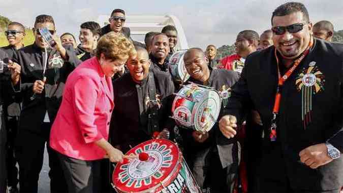 Presidente Dilma toca tambor durante inaugurao de obra no Rio de Janeiro(foto: Ricardo Stuckert/PR)