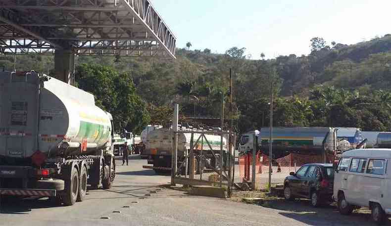 Abastecimento de caminhes-tanque  normal nesta segunda-feira na Regap, em Betim (foto: Paulo Filgueiras / EM / D.A. Press)