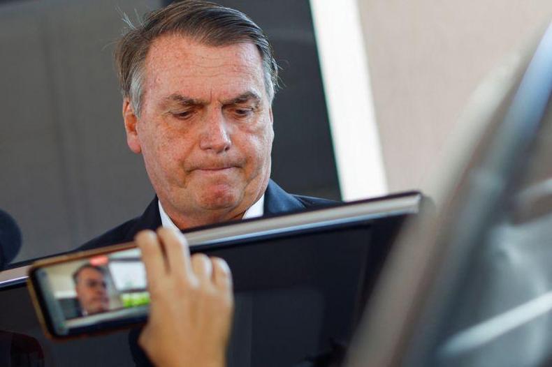 (foto: Reuters) Bolsonaro ao deixar sua casa após sofrer operação da Polícia Federal