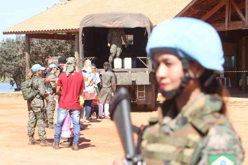Grupo de Foras de Paz com capacetes azuis da ONU 