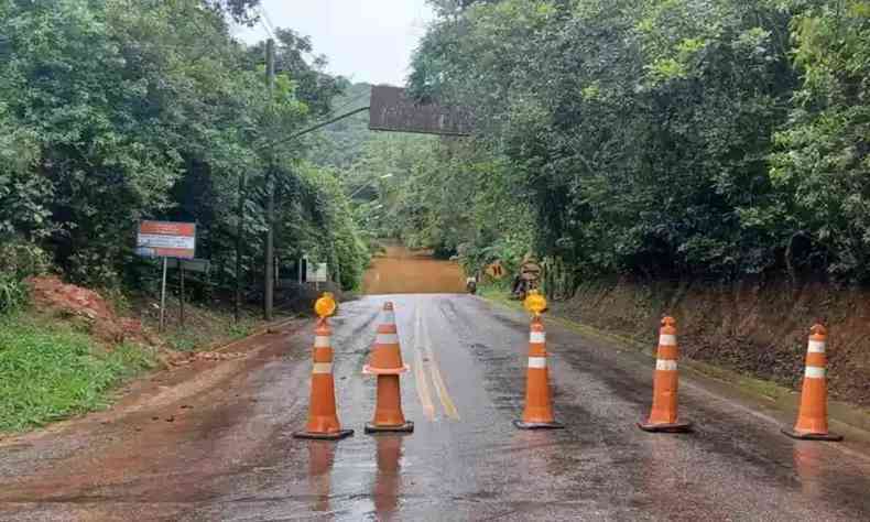 Na foto, estrada interditada em rodovia de Minas Gerais