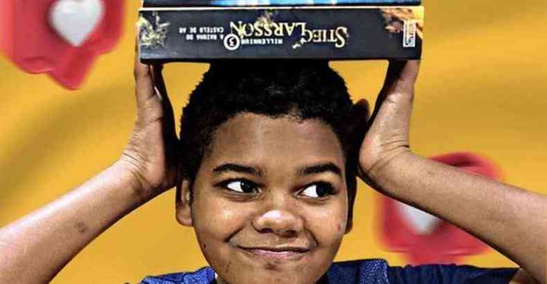 Adriel Bispo, de 12 anos, que reagiu a insulto racista, agora ajuda mais gente a descobrir o gosto pela leitura (foto: acervo pessoal)