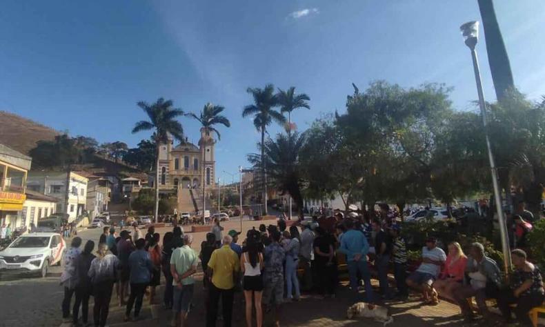 Praa com manifestantes 