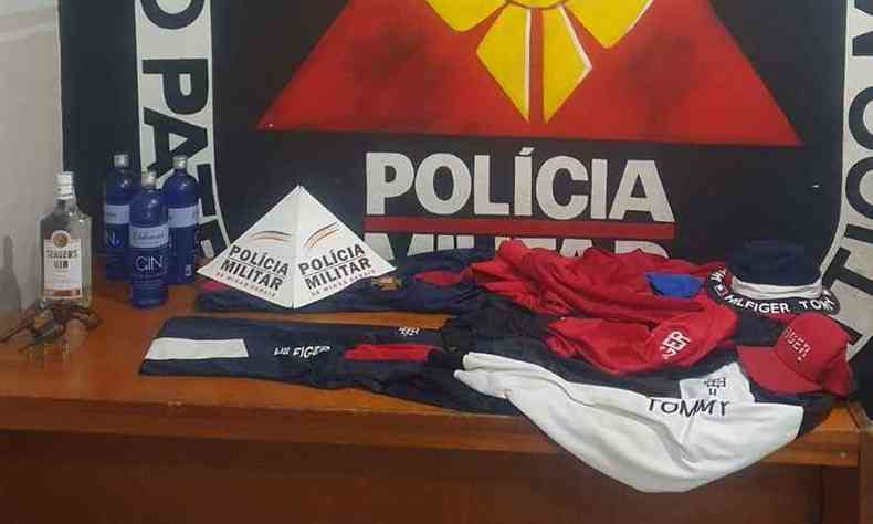 Arma, roupas e outros objetos apreendidos pela PM na madrugada(foto: Polcia Militar/Divulgao)