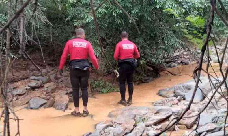 Militares do Corpo de Bombeiros localizaram corpo da criana neste sbado (27/02)(foto: Divulgao/Corpo de Bombeiros)