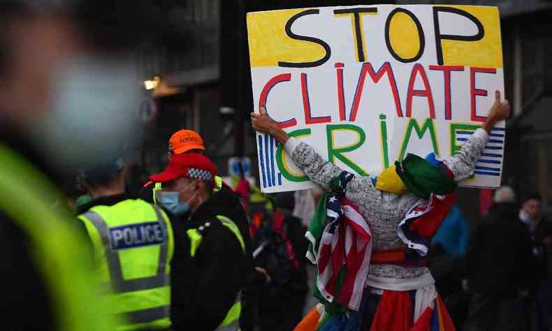 manifestantes em Glasgow, na Esccia, sede da COP-26, mostra a expresso Stop Climate Crime