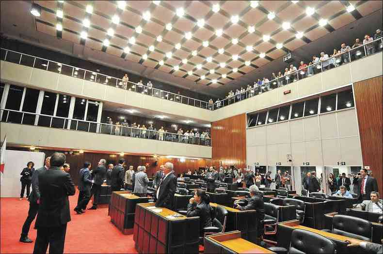 Clima ficou quente na Assembleia. Enquanto parlamentares da oposio criticavam o adiamento da sesso, prefeitos protestavam nas galerias (foto: Alexandre Guzanshe/EM/D.A PRESS)