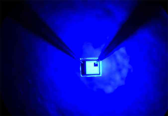 Foto mostra o laser azul que foi pesquisado por Shuji Nakamura(foto: REUTERS/UCSB Photographic Services/Randall Lamb/Lehtikuva/Files/Handout via Reuters)