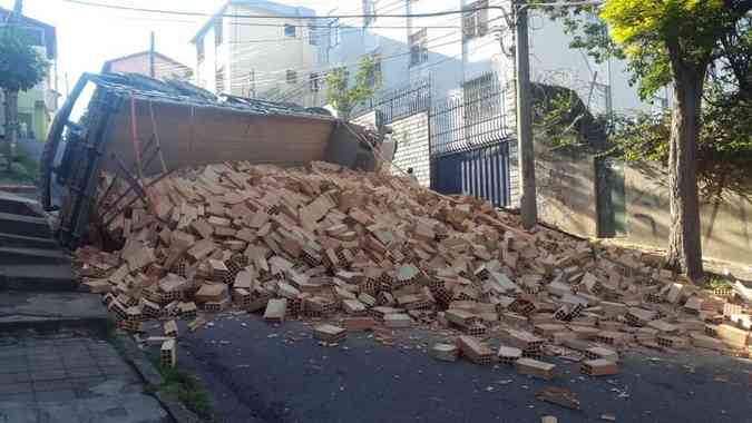 Acidente ocorreu na descida da Rua Desembargador Mrio Matos, perto do Hospital Evanglico. Motorista ficou feridoEdsio Ferreira/EM/DA Press