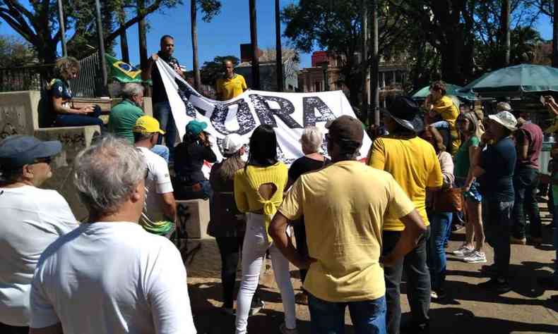 Manifestantes de verde e amarelo na praa da liberdade com a faixa 'Fora Lula'