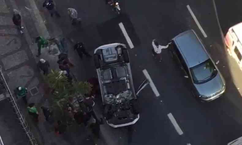 Carro parou com as rodas para cima em uma das faixas(foto: Robson Abreu/Divulgao)