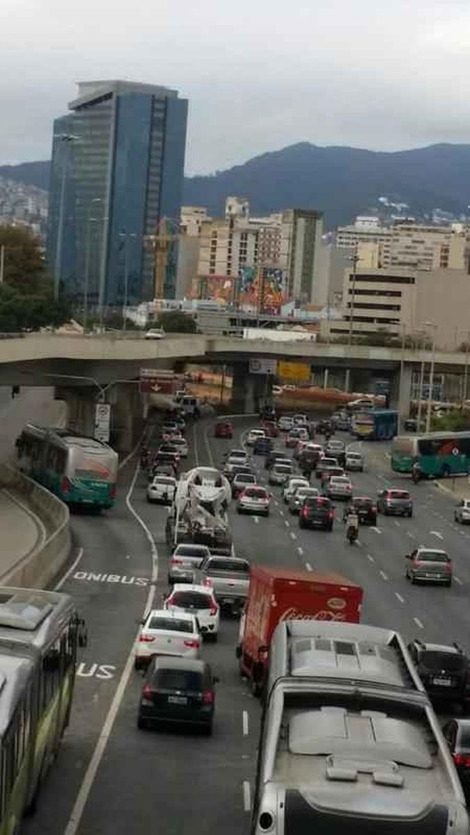 Fila de ve�culos se formou nas Avenidas Pedro II e Ant�nio Carlos e no Viaduto B, que d� acesso ao Centro de BHJair Amaral: EM/DA Press