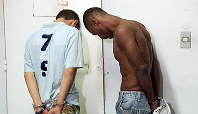 A dupla foi detida e encaminhada para a delegacia(foto: TV Alterosa/Reprodu��o)