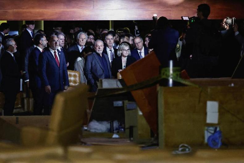 Lula visitou a sede do STF depredada por radicais bolsonaristas um dia após ataques(foto: Reuters) Lula ao lado de autoridades vistoria sede do STF depredada por radicais bolsonaristas um dia após ataques