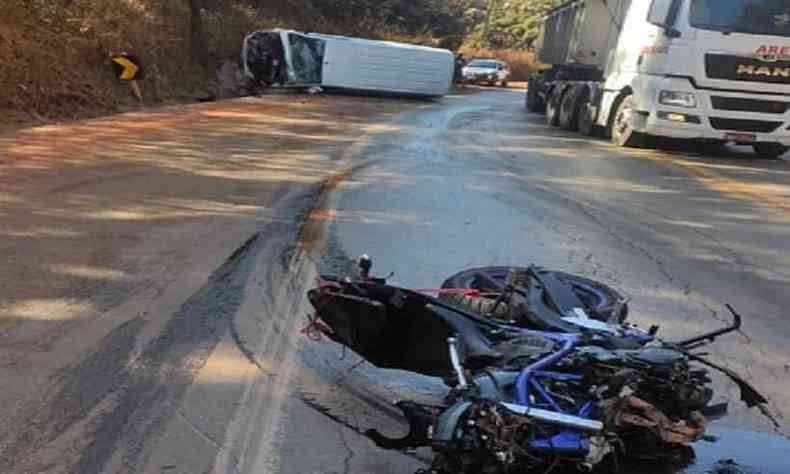 Van capotou depois de passar por cima da motocicleta(foto: CBMMG)