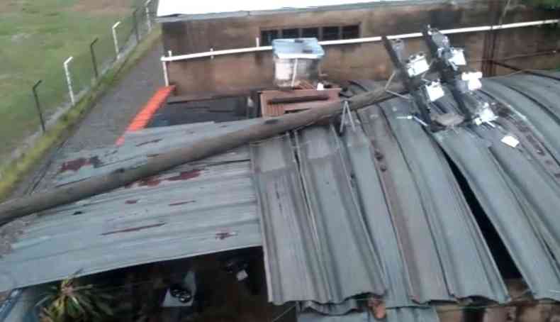 Estrutura danificou telhado da casa(foto: Reproduo/Redes sociais)