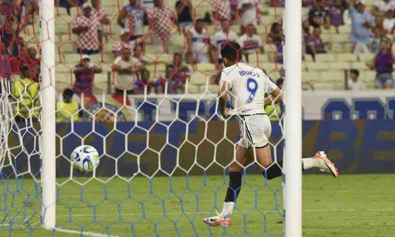 Bruno Rodrigues, do Cruzeiro, comemora gol contra o Fortaleza, no Castelo