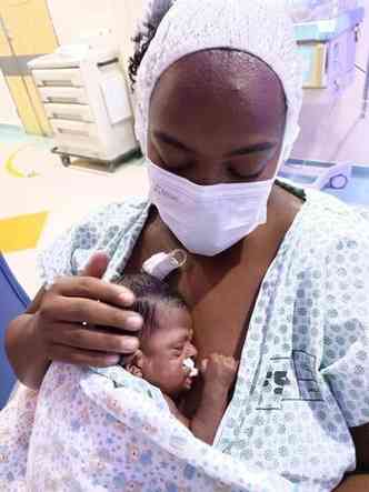 mãe segura seu bebê prematuro