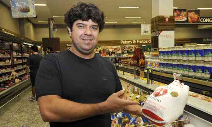 Paulo Dias, que s vai definir o prato da ceia na vspera, observa que produtos ficaram mais caros(foto: Jair Amaral/EM/DA Press)