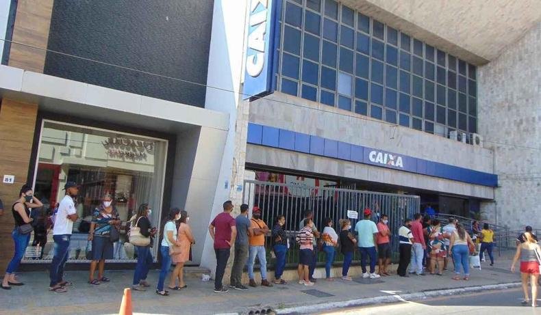 Fila de benefici�rios do Aux�lio Brasil em frente � Caixa Econ�mica.