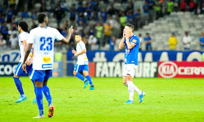O Cruzeiro no passou de um empate com o rebaixado Ava em pleno Mineiro(foto: Ramon Lisboa/EM/D.A Press)