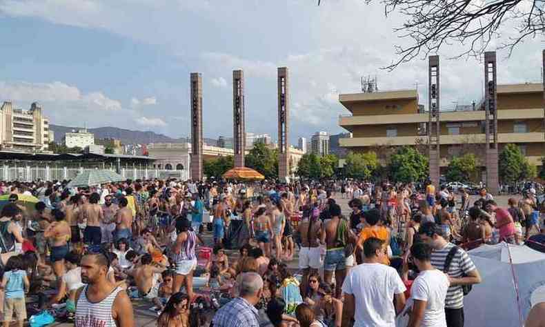 Centenas de pessoas se divertem na Praa da Estao(foto: Alexandre Guzanshe/EM/DA Press)