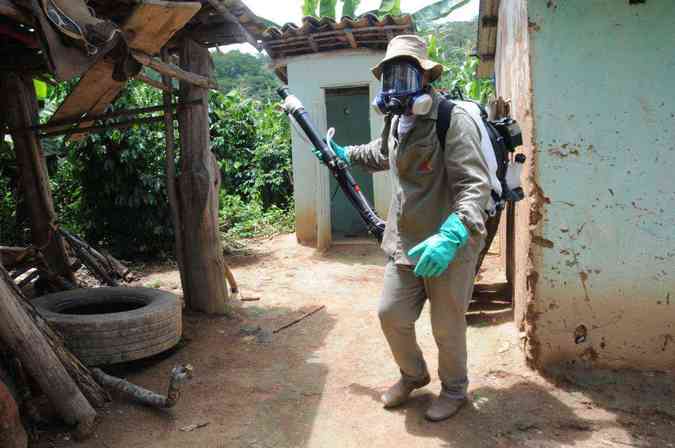 Agente de saúde usa fumacê para matar mosquitos transmissores de febre amarela na zona rural de Ladainha, no Vale do Mucuri(foto: Beto Novaes/EM/D.A. Press)