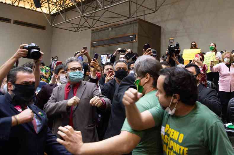 Manifestantes e vereadores brigaram no plenrio da Cmara