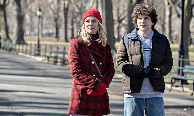 Os atores Jesse Eisenberg e Claire Danes passeiam em parque em cena de  'A nova vida de Toby'